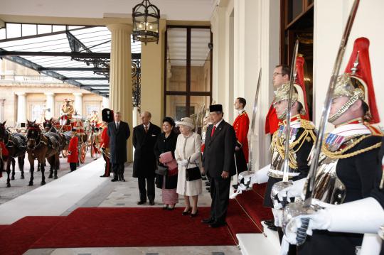 Presiden SBY dan Ibu Ani bertemu Ratu Elizabeth II