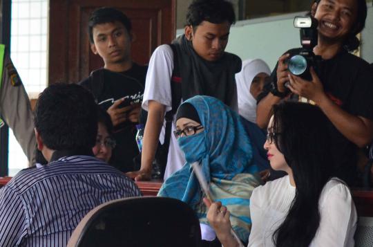 Sidang perdana, Neneng bertemu Angie 