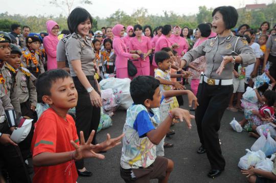 Polwan cantik hibur anak korban bentrokan di Lampung