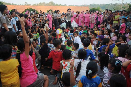 Polwan cantik hibur anak korban bentrokan di Lampung