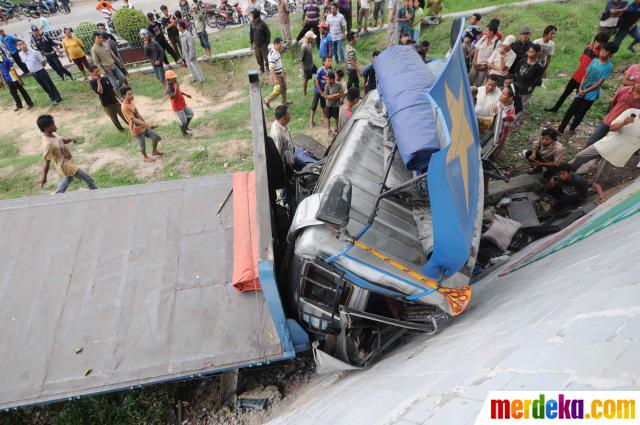 Foto : Truk tabrak dinding ucapan selamat datang, dua 