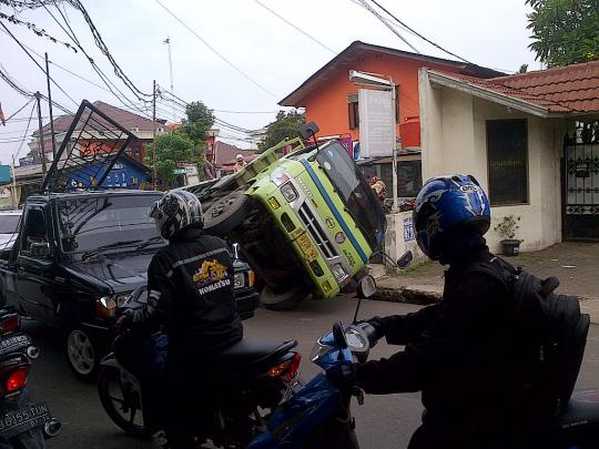 Truk bermuatan semen terbalik