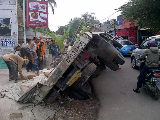 Truk bermuatan semen terbalik