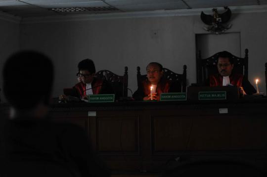 Mati lampu, cahaya lilin terangi ruangan sidang vonis Murdoko