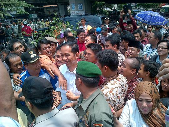 Berkemeja putih, Jokowi bagikan Kartu Jakarta Sehat