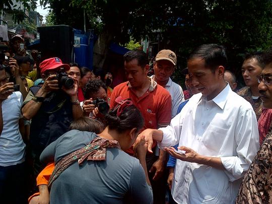 Berkemeja putih, Jokowi bagikan Kartu Jakarta Sehat