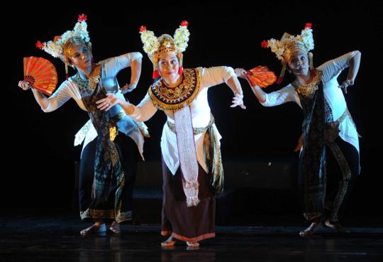 Para maestro tari tampil di Taman Ismail Marzuki