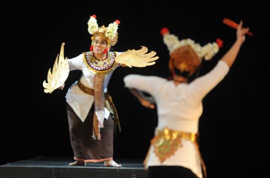 Para maestro tari tampil di Taman Ismail Marzuki