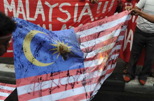 Benteng Demokrasi Rakyat bakar bendera Malaysia