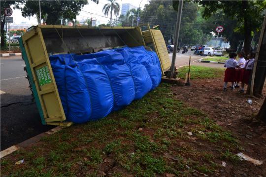 Akibat jalan amblas, truk semen terguling