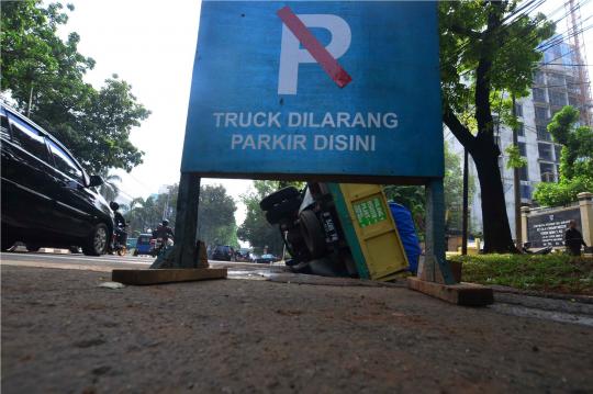 Akibat jalan amblas, truk semen terguling
