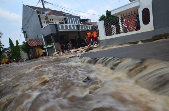 Akibat turap Kali Laya jebol, puluhan rumah terendam banjir