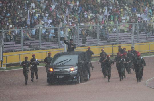 Din Syamsuddin hujan-hujanan rayakan Milad Muhammadiyah ke-100