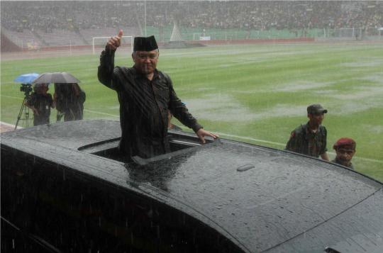 Din Syamsuddin hujan-hujanan rayakan Milad Muhammadiyah ke-100