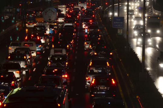 Akibat hujan, jalan di kawasan Pancoran macet parah