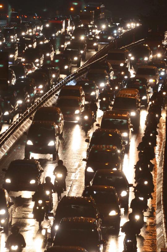 Akibat hujan, jalan di kawasan Pancoran macet parah