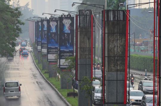 Tiang monorail yang beralih fungsi jadi papan iklan