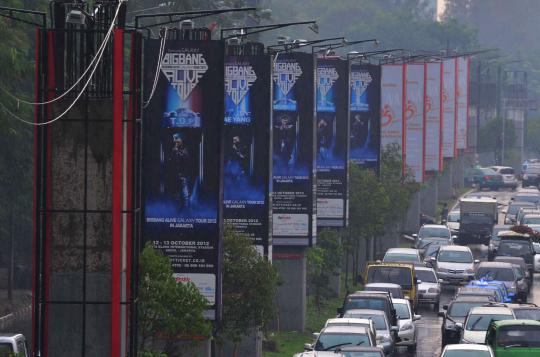 Tiang monorail yang beralih fungsi jadi papan iklan