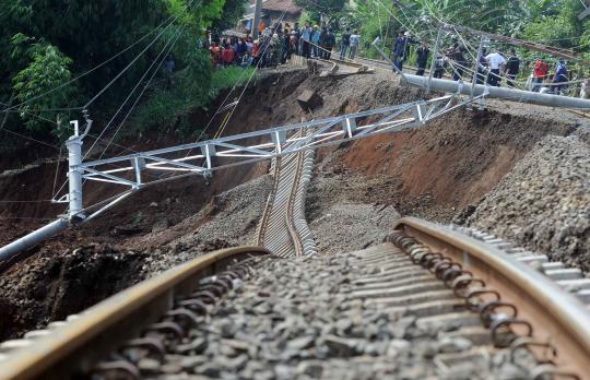 Tanah longsor di Bogor, akses KRL lumpuh total 