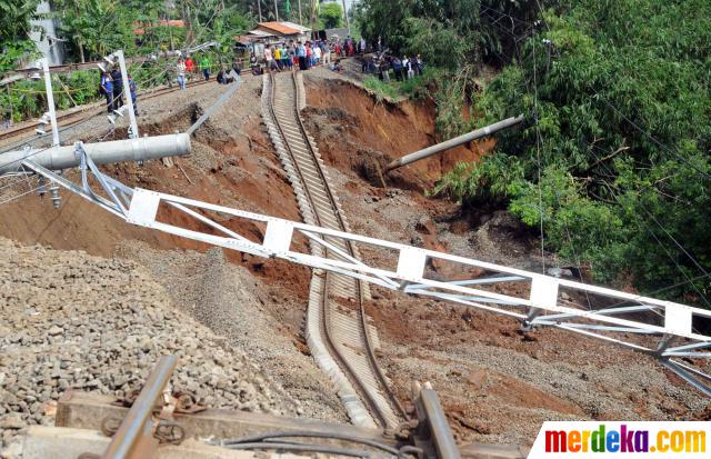 kejadian 11 Foto Tanah longsor di Bogor akses KRL lumpuh total 