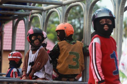 Anak-anak penunggang kuda pacu