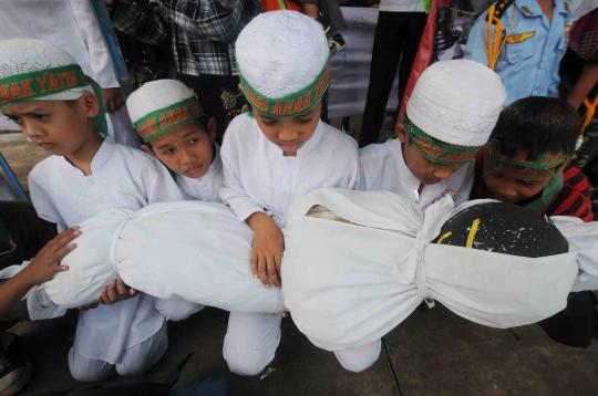 Puluhan anak yatim memperingati 10 Muharram di Bundaran HI