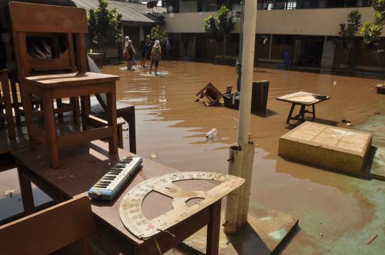 Siswa MTS Negeri 13 kerja bakti pascabanjir di Ulujami