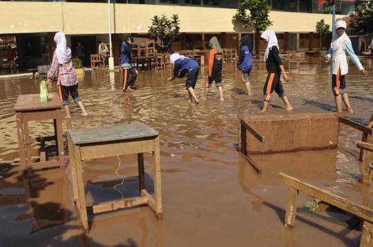 Siswa MTS Negeri 13 kerja bakti pascabanjir di Ulujami