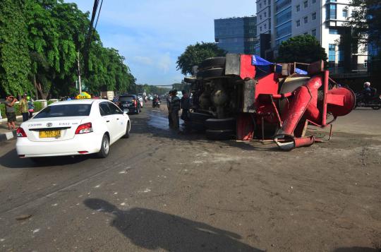 Truk molen terbalik di Tugu Tani