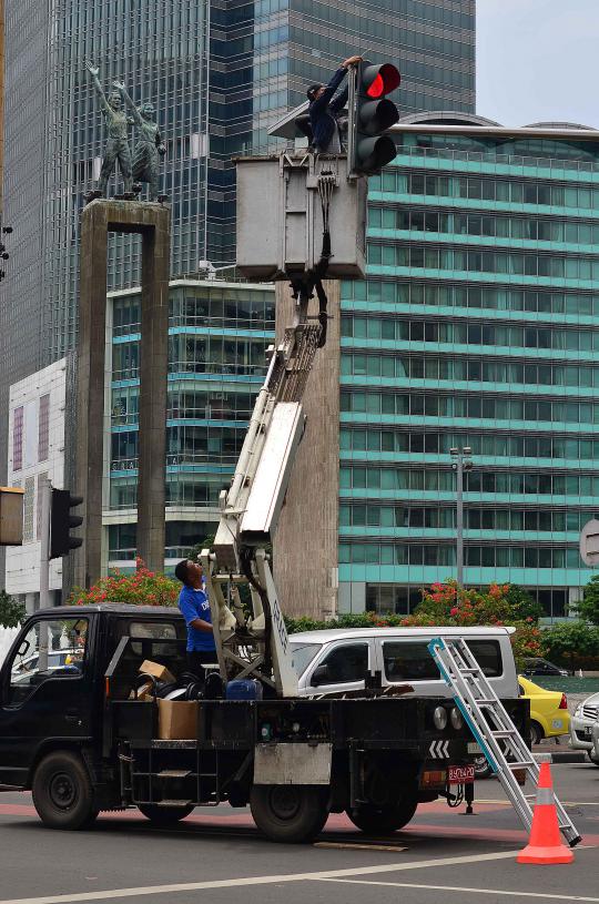 Lampu merah di Bundaran HI diperbaiki