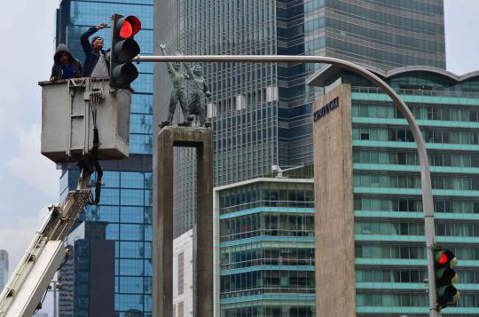 Lampu merah di Bundaran HI diperbaiki