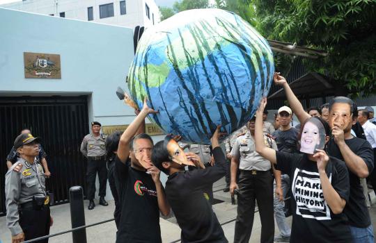 Aktivis lingkungan demo di depan Kedubes Australia