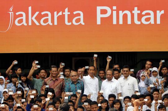 Jokowi bagikan kartu pintar tahap pertama