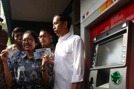 Jokowi bagikan kartu pintar tahap pertama