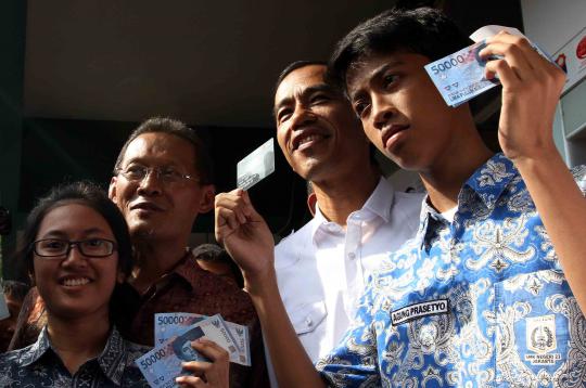 Jokowi bagikan kartu pintar tahap pertama