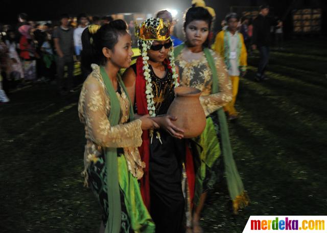Seorang anak menunjukkan kebolehannya dengan dibacok tangnnya saat pertunjukan Sintren di Kampung Budaya, Sindang Barang, Bogor (02/12). 