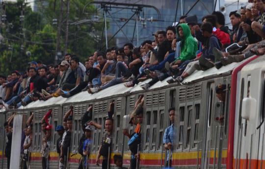 Petugas razia penumpang di atap kereta api