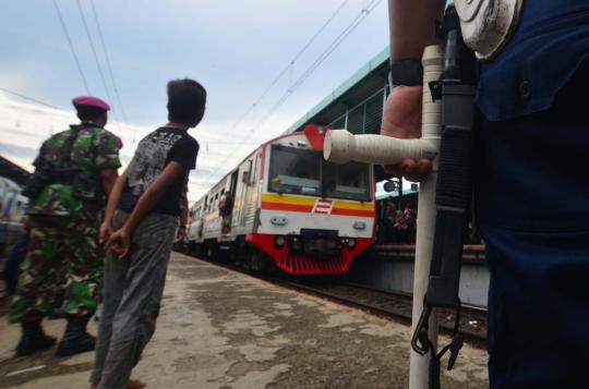 Petugas razia penumpang di atap kereta api