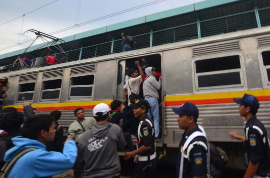 Petugas razia penumpang di atap kereta api