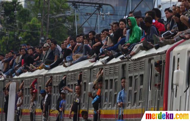 Foto : Petugas razia penumpang di atap kereta api merdeka.com