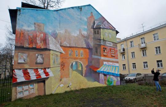 Lukisan mural warnai bangunan di Rusia