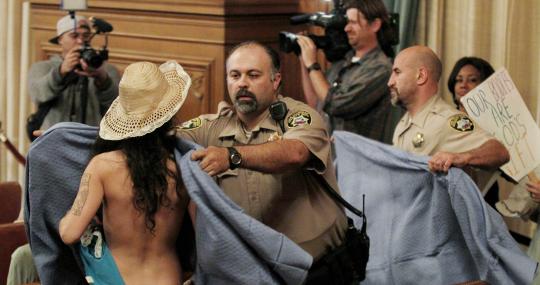Aksi kaum nudis lepas baju di ruang pengawas legislatif