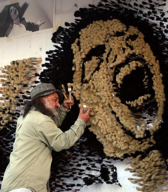 Melukis wajah Michael Jackson dengan ribuan kuas cat