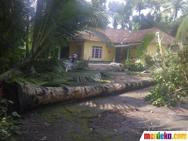 Foto : Puting beliung hantam Magelang merdeka.com