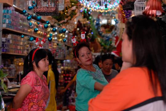 Berbagai pernak-pernik Natal hiasi kawasan Glodok