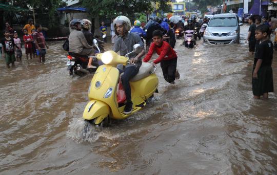 Jalan di Kawasan Bukit Pamulang Indah tergenang air