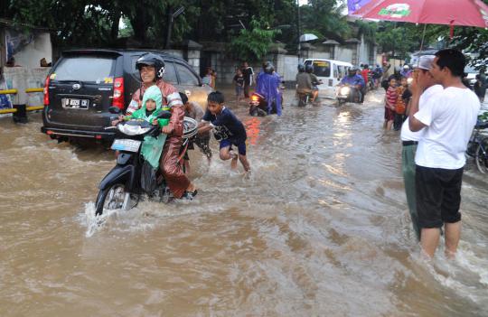 Jalan di Kawasan Bukit Pamulang Indah tergenang air
