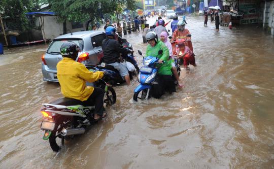 Jalan di Kawasan Bukit Pamulang Indah tergenang air