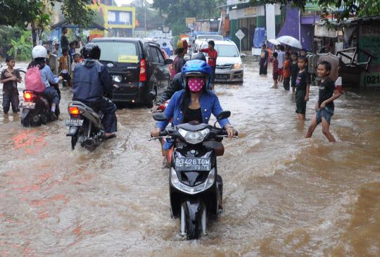 Jalan di Kawasan Bukit Pamulang Indah tergenang air