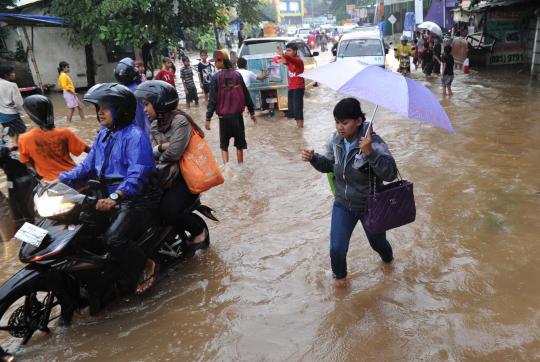 Jalan di Kawasan Bukit Pamulang Indah tergenang air